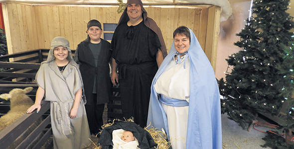 Marc Croteau et Josée Brouard offrent d’incarner la Sainte Famille, avec âne et moutons, au plus grand bonheur des aînés. À cette occasion, leur neveu William Tellier et leur nièce Roxane Tellier se sont amusés à incarner des bergers. Photo : La Fermette Majo