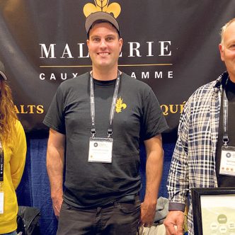 Myriam, William et leur père, Normand Caux, propriétaire de la Malterie Caux-Laflamme, de Saint-Patrice-de-Beaurivage, ont tenu un kiosque au congrès de l’Association des microbrasseries du Québec. Photo : Geneviève Quessy