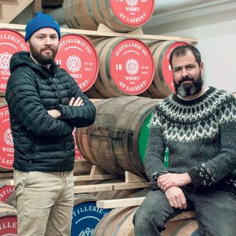 Joël Pelletier et Jean-François Cloutier, copropriétaires de la Distillerie du St. Laurent, constatent une baisse de plus de 50 %, depuis 2016, de la présence à la SAQ de l’un de leurs produits phares, le Gin St. Laurent. Photo : Gracieuseté de la Distillerie du St. Laurent