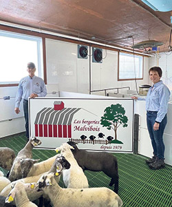 Marie-Antoine Roy et Diane Duranleau sont particulièrement fiers de l’affiche de leur ferme réalisée par leur petite fille Élianne. Photo : Gracieuseté de Karine Fortier