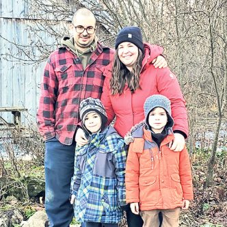 Pour Alexandre Couture-Lalande et Nadine Pineault, l’équilibre travail-famille ainsi que le juste partage des tâches constituent les fondations de l’entreprise. Les voici en compagnie de leurs fils Léonard, 5 ans, et Émilien, 7 ans. Photo : Nathalie Laberge