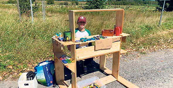  À 11 ans, Scott Désilets s’était confectionné un kiosque pour vendre ses jouets et amasser
de l’argent. Photo : Gracieuseté de Mélanie Vincent