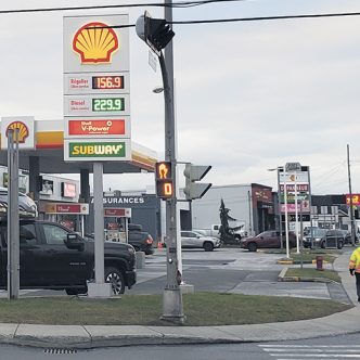 Sur cette photo, prise le 8 décembre, le diesel est pratiquement 46 % plus cher que l’essence sans plomb, car la demande pour le diesel est plus élevée et un baril de pétrole ne peut pas être transformé uniquement en diesel. La transformation d’un baril de pétrole donne environ 22 % d’essence, 27 % de diesel et le reste prend la forme de kérosène, de mazout lourd, de bitume, etc. Photo : Nicolas Ménard