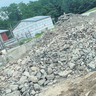 La terre de remblai qui a été livrée chez Julien Dupasquier comptait de la roche, du béton, de la brique, etc. Les livraisons et l’épandage devaient être exécutés clé en main, et sans frais, mais c’est lui qui a finalement dû louer un bouteur pour terminer le travail et faire venir une dérocheuse à 275 $ de l’heure pour trier les roches. Photo : Julien Dupasquier