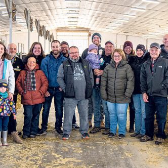 La Ferme Champagne et Frères fait vivre huit familles et mise avant tout sur les êtres humains qui la composent. Photo : Gracieuseté des Ferme Champagne et Frères