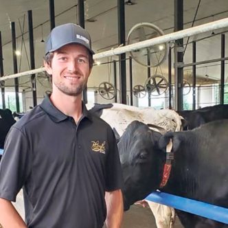 David Beauvais doit occuper un emploi à l’extérieur comme représentant en génétique, car sa ferme de brebis laitières ne lui permet pas pour l’instant d’en vivre exclusivement. Photo : Gracieuseté de David Beauvais