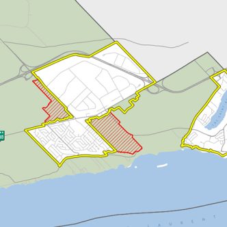 Le projet de modification du plan d’urbanisme de la Ville de Saint-Augustin-de-Desmaures prévoit entre autres le dézonage agricole de deux terrains (en rouge sur le plan), l’un d’environ 55 hectares et l’autre de 109 hectares. Photo : Ville de Saint-Augustin-de-Desmaures