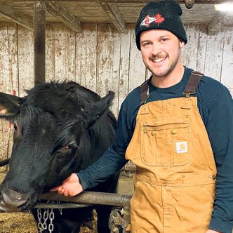 Drew Charles compte financer le démarrage de sa ferme en vendant les veaux croisés Angus-Holstein de la ferme laitière qui l’emploie tout en conservant son emploi dans un cimetière de Montréal. Photo : Gracieuseté de Drew Charles