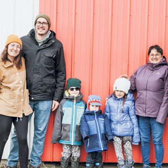 Sur leurs terres contiguës à la rivière Portneuf, Mickaël Leclerc et ses parents sont à la tête d’un héritage familial qui se fait rare. « Il reste juste trois fermes dans le rang! » lance le producteur, comme s’il gardait un trésor. Photo : Emilie Nault-Simard