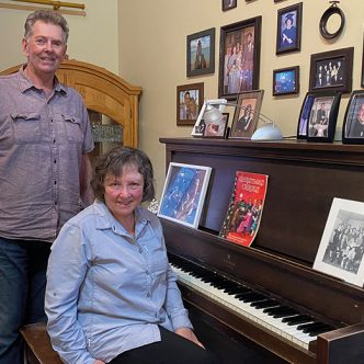 La musique, particulièrement le chant choral, a toujours fait partie de la vie du couple Coutu-Sicard. Photo : Émilie Parent-Bouchard