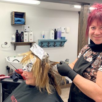 La productrice bovine Mélanie Rivard consacre au moins une journée par semaine à sa passion pour la coiffure, qui lui permet de faire son « social ». Photo : Émilie Parent-Bouchard