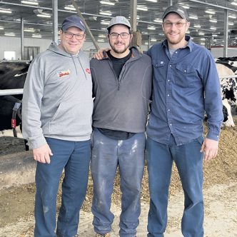 En compagnie de leur père Michel, Émile et William Gélinas représentent les membres de la 7e génération à travailler à la ferme familiale fondée il y a près de 150 ans à Saint-Barnabé, en Mauricie. Photo : Gracieuseté de la Ferme Gémini