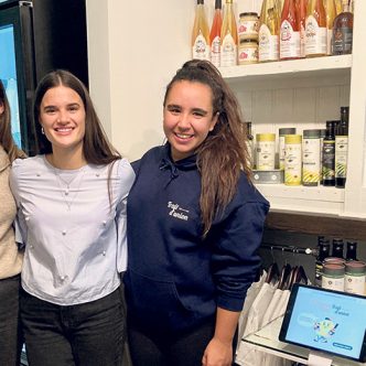 Cendrine Gagnon-Lépine, Alyssa Martone-Martel et Safia Barrou ont fondé le marché Trait d’union pour rapprocher les citadins des producteurs. Photo : Geneviève Quessy