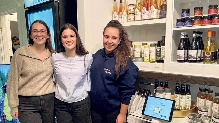 Cendrine Gagnon-Lépine, Alyssa Martone-Martel et Safia Barrou ont fondé le marché Trait d’union pour rapprocher les citadins des producteurs. Photo : Geneviève Quessy