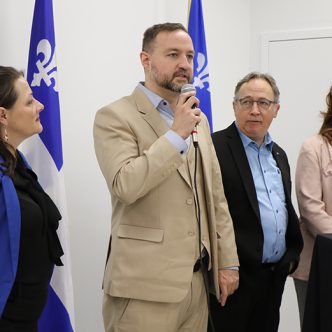 Les députés du Bloc Québécois Julie Vignola, Simon-Pierre Savard-Tremblay, Yves Perron et Caroline Desbiens ont terminé à Québec, le 27 janvier, une tournée de mobilisation régionale en appui au projet de loi C-282 visant à protéger la gestion de l’offre. Photo : Maurice Gagnon