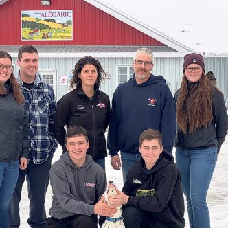 Marie-Claude Harton et Éric Michaud, entourés de leurs enfants Judith, Thomas, Antonin, Nathan et Catherine, sans oublier le chien Snoopie. Photo : Maurice Gagnon