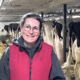 Marie-Josée Brault a travaillé de nombreuses années comme infirmière dans un centre d’hébergement pour personnes âgées tout en épaulant son conjoint à la ferme laitière familiale. Photo : Gracieuseté de Marie-Josée Brault