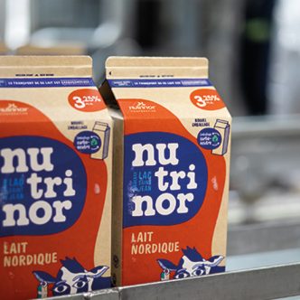 La coopérative Nutrinor estime que ses nouveaux emballages pour les formats de 2 litres et de 1 litre de lait de marque Lait Nordique sont carboneutres. Photo : Pranayama Photos