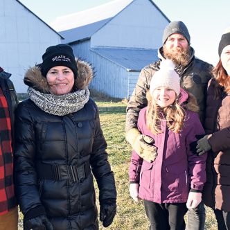 Michel et Vernhar Beaulac travaillent en étroite collaboration avec les femmes de leur vie, Marie-Claude Gervais et Audrey Boisvert… sans oublier Abygael, la dixième génération. Photo : Pierre Saint-Yves