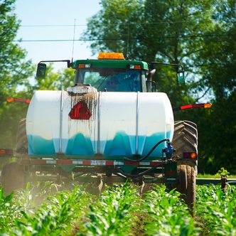 En novembre, pour éponger les frais engendrés par l’imposition du tarif de 35 %, des coopératives affiliées au principal importateur d’engrais azotées de l’est du Canada, Sollio Agriculture, ont refilé une partie de la facture aux agriculteurs. Photo : Martin Ménard/Archives TCN