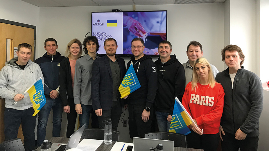 Dix nouveaux arrivants ukrainiens, qui ont fui la guerre il y a moins d’un an et qui ont le statut légal pour travailler au Québec, ont intégré l’usine Agropur de Granby, la semaine dernière. Photo : Gracieuseté de Mylène Dupéré