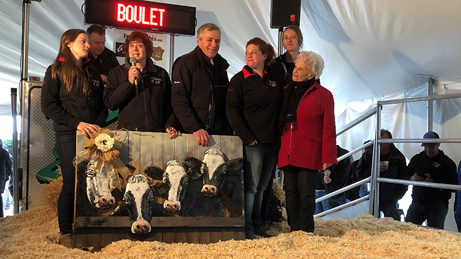 Manon Prud’homme et Charles Ménard, de la Ferme Rubis, obtiennent leur troisième plaque de maître-éleveur, après avoir vendu leur troupeau en 2018. Charles Ménard est malheureusement décédé l’été dernier. Photo : Gracieuseté de Manon Prud’homme