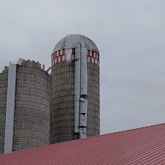 Le toit de l’un des silos à fourrage, à la Ferme Pabyo, au Lac-Saint-Jean, a été arraché. Photo : Gracieuseté de Michel Boudreault