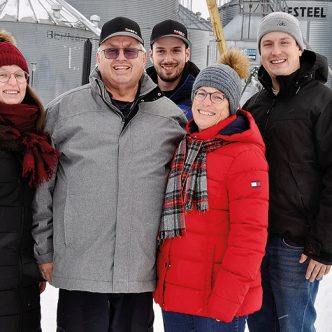 Laurie-Anne, Charles-Olivier et Alexandre Adam s’apprêtent à prendre la relève de leurs parents, Daniel et Carole, à la tête de la ferme familiale à Sainte-Élisabeth, dans la région de Lanaudière. Photo : André Laroche