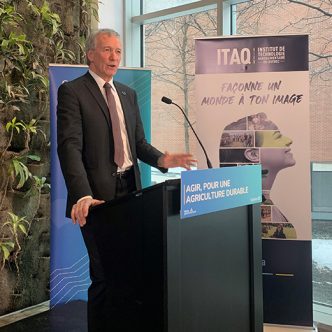 En conférence de presse, le ministre québécois de l’Agriculture, André Lamontagne, a indiqué que des pratiques agroenvironnementales ont été appliquées sur des superficies totalisant plus de 240 000 hectares, lors de la première année du programme. Photo : Caroline Morneau/TCN