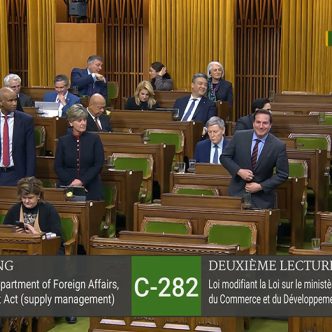 La ministre fédérale de l’Agriculture, Marie-Claude Bibeau, ainsi que tous les députés du Parti libéral ont voté en faveur du projet de loi sur la gestion de l’offre. Photo : CPAC