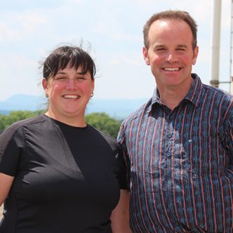 Les copropriétaires de la Ferme Morine, Véronique Lévesque et Réjean Morin, sont de nouveau récompensés pour la qualité de leur lait. Photo : Caroline Morneau/Archives TCN