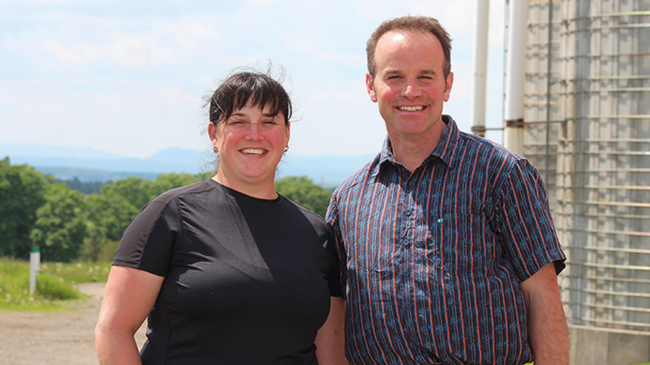 Les copropriétaires de la Ferme Morine, Véronique Lévesque et Réjean Morin, sont de nouveau récompensés pour la qualité de leur lait. Photo : Caroline Morneau/Archives TCN