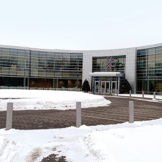 La vente du siège social d’Agropur à Longueuil est finalement écartée. La coopérative se dit à la recherche de locataires pour les espaces inutilisés. Photo : Caroline Morneau/Archives TCN