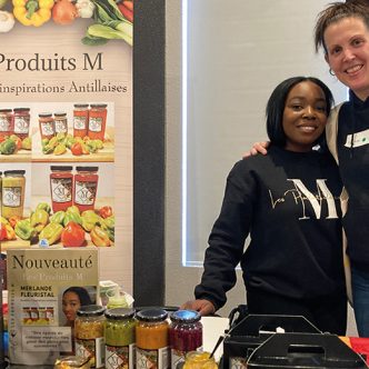 Merlande Fleuristal, propriétaire de l’entreprise Les Produits M, a rencontré Éliane Neveu, directrice des Fêtes gourmandes, à l’occasion du Salon des acheteurs Goûtez Lanaudière, le 31 janvier dernier. Photo : Geneviève Quessy