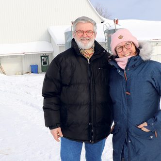 Après avoir travaillé dans le domaine de la santé, Pascal-André Bisson et Rachel White ont choisi la vie d’agriculteurs. Photo : Maurice Gagnon