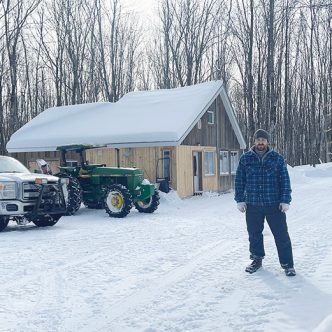 Martin Brouillard démarre son érablière dans Portneuf. Cette nouvelle entreprise est toutefois teintée par des dépassements de coûts et des travaux qui s’étirent. Photo : Gracieuseté de Martin Brouillard