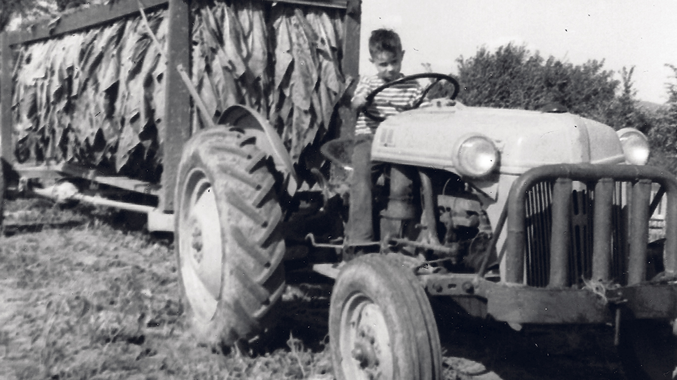 L'auteur a 8 ans, en 1956, et conduit le tracteur qui tire une voiture à tabac sur la terre de son oncle, à Saint-Césaire. Gracieuseté de François-Pierre Gingras