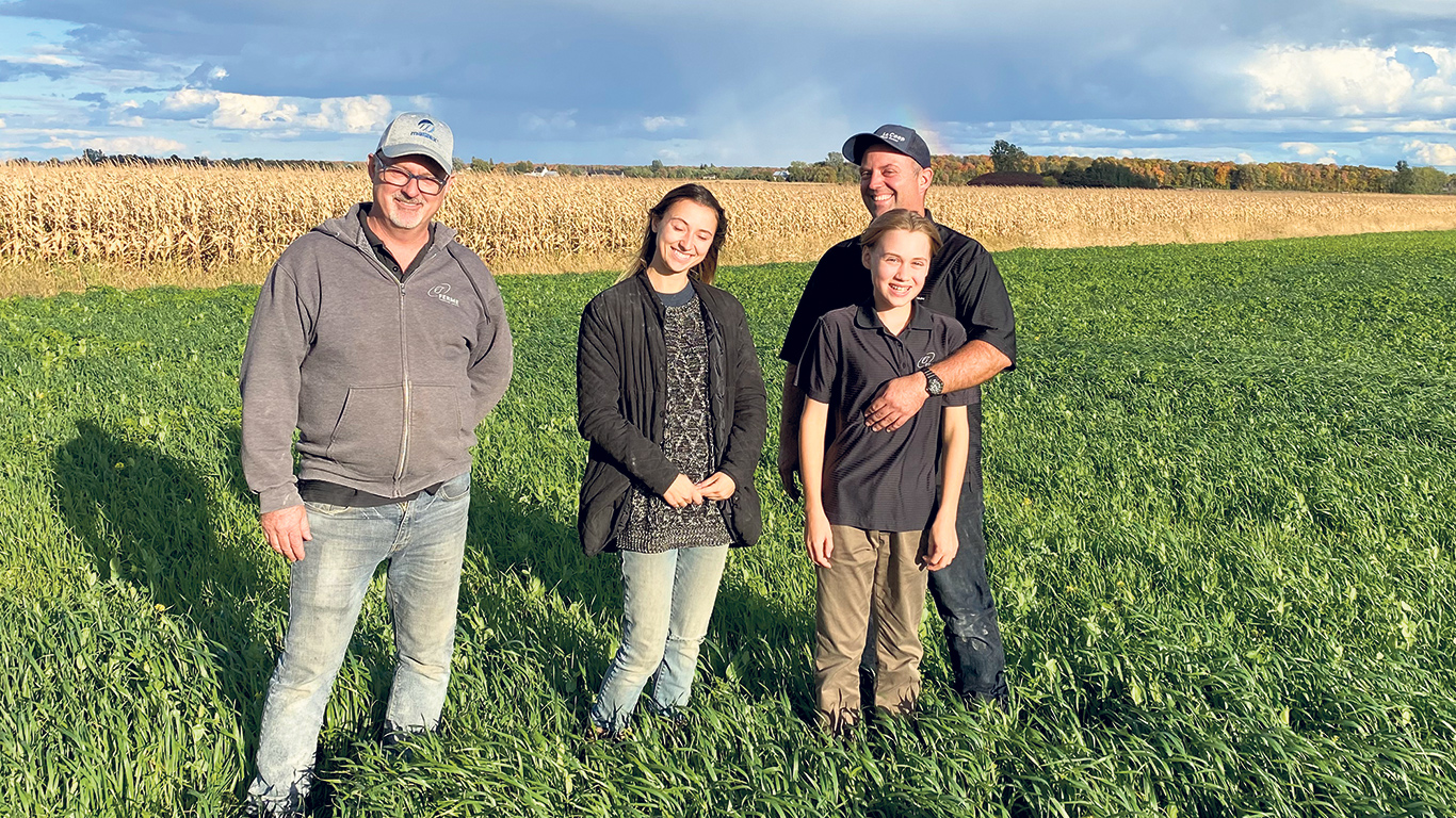 Stéphane, Mélina, Antoine et, en arrière-plan, François Jodoin. Les deux frères Jodoin ont pris la relève de la Ferme Normand Jodoin inc. en 2002. Ils ont séché 15 000 tonnes de maïs l’an dernier et 5 000 tonnes de soya et prévoient commercialiser 18 000 tonnes de maïs et 5 000 tonnes de soya cette année. Photos : Gracieuseté de la Famille Jodoin