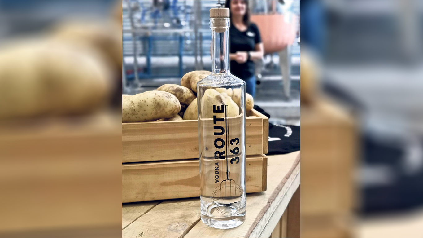 Chez Patates Dolbec, les patates déclassées, combinées avec des céréales produites à la ferme, sont maintenant transformées en vodka par la Distillerie Ubald. Photo : Archives/TCN