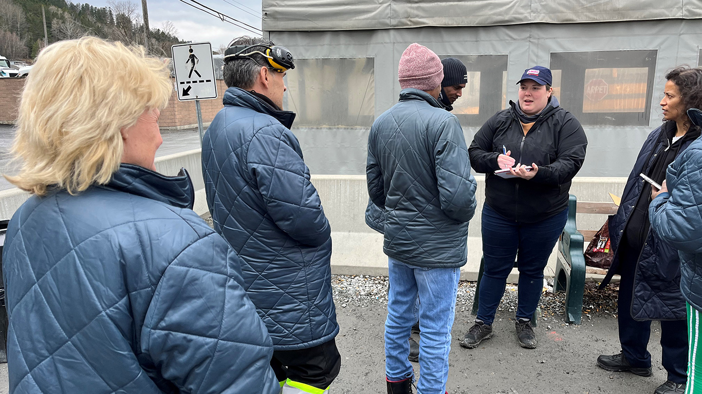 La compagnie Bimbo, qui a acquis Vachon, procédait au recrutement des employés d’Olymel, directement dans le stationnement de l’abattoir. Photos : Martin Ménard/TCN