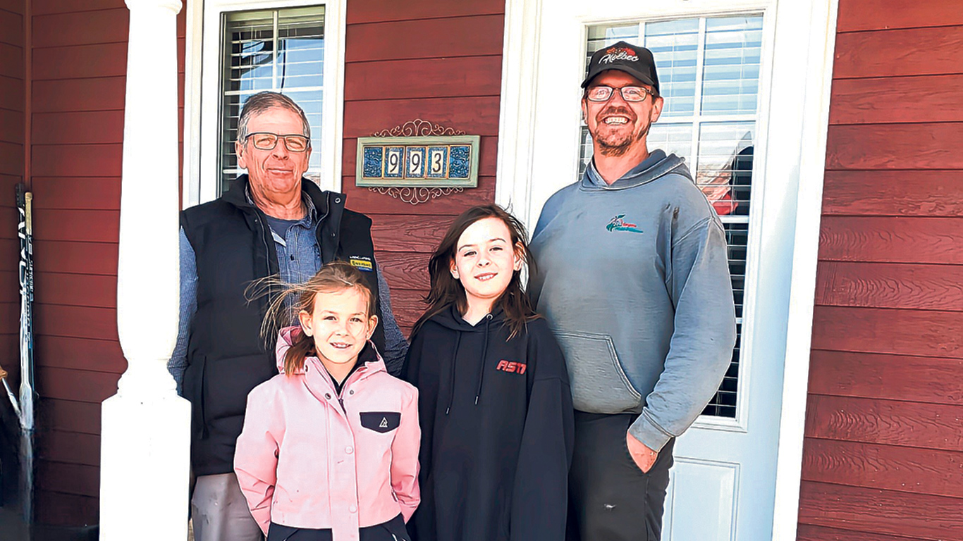 Aux Vergers Multi-Pommes, la pomiculture est une affaire de famille. Ici, Olivier Lauzon (à droite) et son père Réjean sont aux côtés des nièces d’Olivier, Justine et Keliane. Photo : Nathalie Laberge