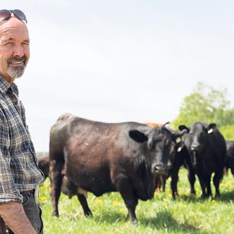 Pour Jean Lambert, améliorer l’alimentation des veaux peut favoriser la conversion alimentaire. Photos: Étienne Gosselin