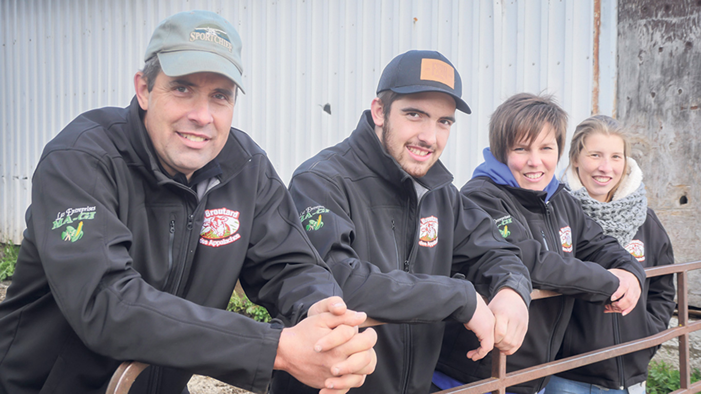 Alain Turcotte; Alexis, le fils d’Alain et de Nancy; Nancy Bergeron; et Aurélie, la fille d’Alain et de Nancy. Photo : Les saveurs du Bas-Saint-Laurent