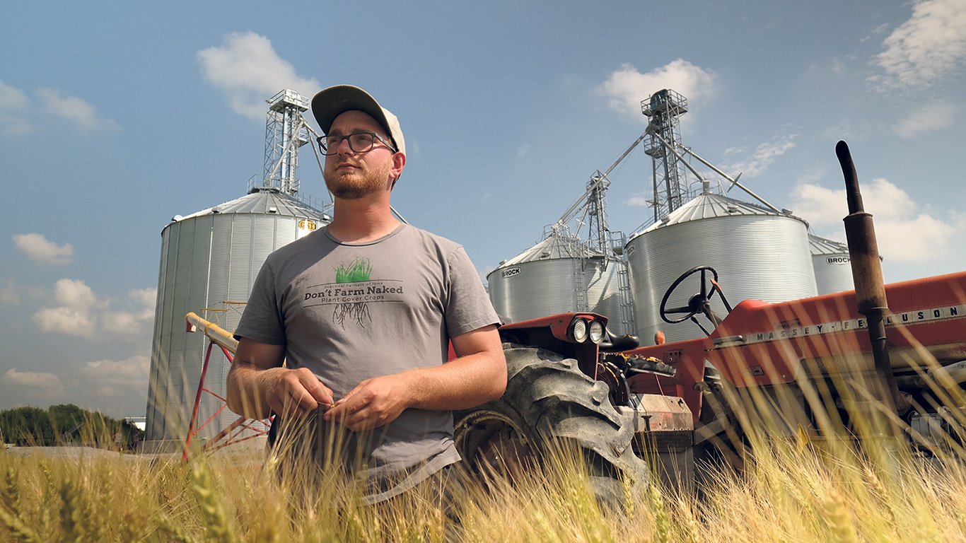 William Overbeek, producteur de grandes cultures, détenteur d’une maîtrise en biologie végétale et doctorant en sciences de l’environnement sur la vie microbienne, mène des tests dans les champs de l’entreprise familiale, Les Fermes Overbeek. Photo : Gracieuseté d’André Dumont