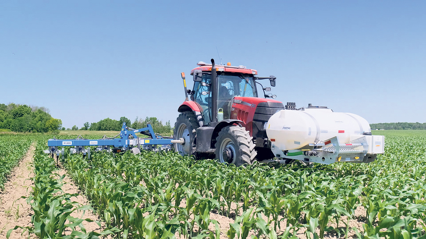 La combinaison herbicides-désherbage mécanique semble donner de bons résultats, selon les Frères Brault, qui affirment avoir réduits l’utilisation des pesticides autant dans le soya que pour le maïs. Photo : Gracieuseté de la Ferme Brault et frères