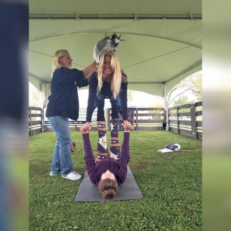 Le yoga-chèvres fait partie des activités offertes par la Ferme du domaine Quinchien. Photos : Gracieuseté de la Ferme du domaine Quinchien