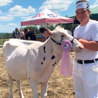 Depuis qu’il est haut comme trois pommes, Adam Charest rêve d’avoir une ferme laitière un jour. Photo : Gracieuseté de Adam Charest