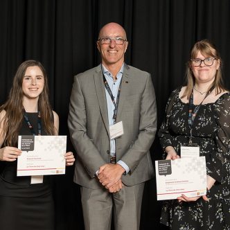 Alysson Guimont et Stéphanie Croteau, lors de la cérémonie de reconnaissance des bourses 2022-2023 de la Faculté des sciences de l’agriculture et de l’alimentation (FSAA) de l’Université Laval. Photo : Gracieuseté de la FSAA