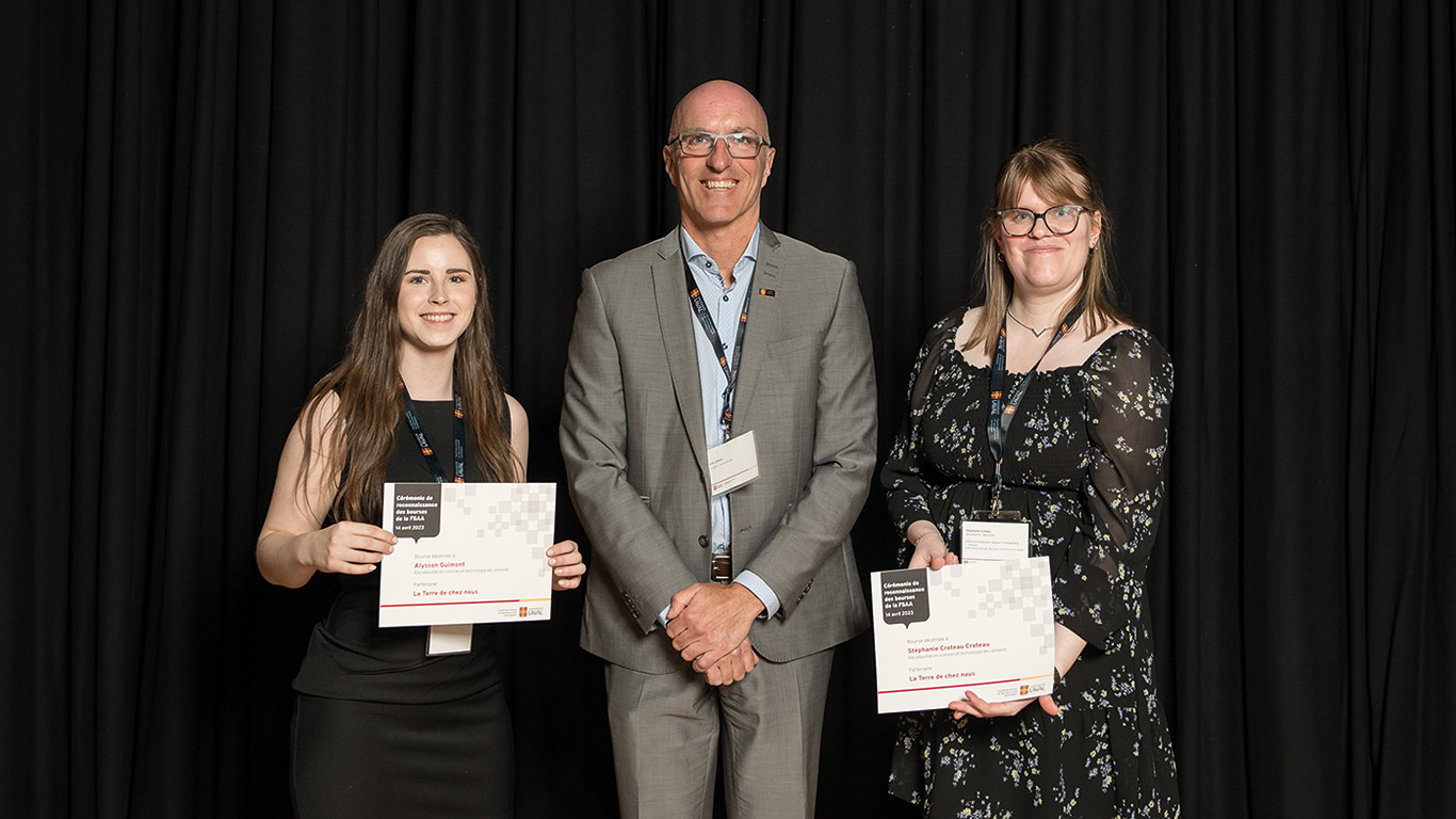 Alysson Guimont et Stéphanie Croteau, lors de la cérémonie de reconnaissance des bourses 2022-2023 de la Faculté des sciences de l’agriculture et de l’alimentation (FSAA) de l’Université Laval. Photo : Gracieuseté de la FSAA