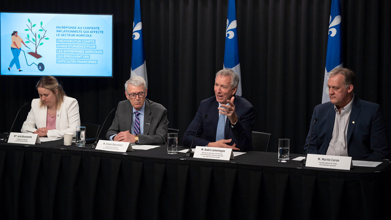 Le ministre de l’Agriculture, André Lamontagne, a annoncé un nouveau programme de prêts pour aider les entreprises agricoles en difficulté financière à obtenir des liquidités. Photo : Éric Labonté